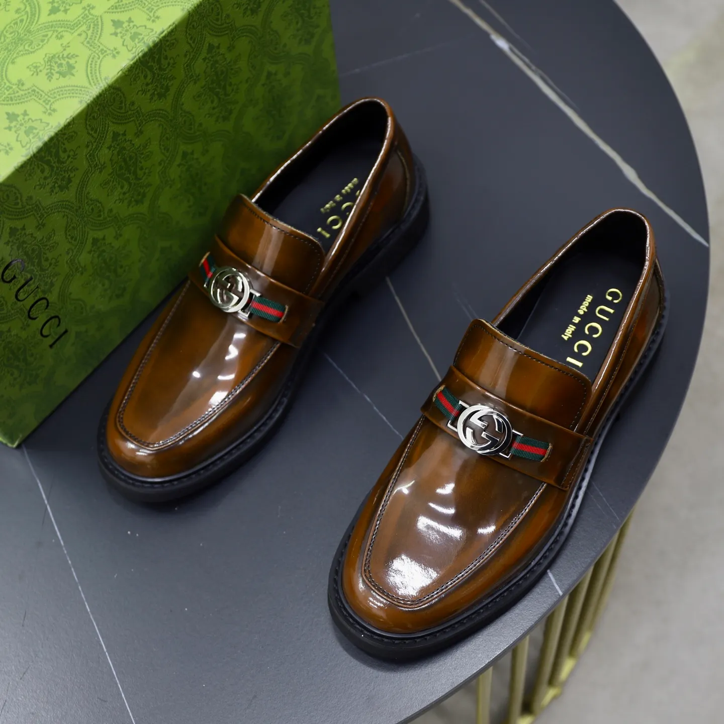 Ex-factory price: 540💰🙅‍♂️🙅‍♂️🙅‍♂️ Brand: GUCCI Standard code: Men's code 38-44 (45 can be customized) Grade: Same style as the official website Original order quality Material: Original cowhide surface Comfortable cowhide lining Original outsole Style category: Men's fashionable casual leather shoes Distinguished big-name luxury elements Top luxury Color: actual picture color